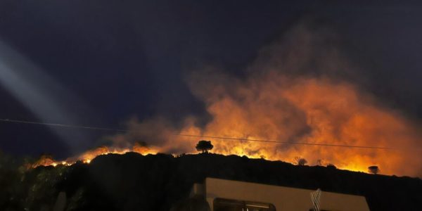 Mondello, i residenti: «Abbiamo visto il fuoco arrivare fino alle case» - VIDEO