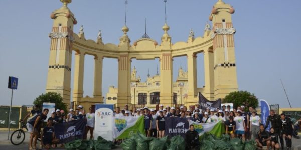 Mondello, volontari puliscono mare e battigia: raccolto mezzo quintale di rifiuti