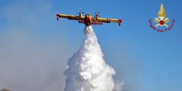 Monreale, vasto incendio minaccia le abitazioni: canadair in azione