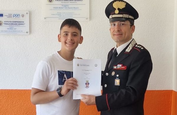 Mussomeli, uno studente dedica ai carabinieri la tesina finale degli esami di scuola media