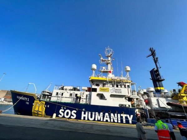 Migranti: a Lampedusa 5 ivoriani colti da malore su nave Ong