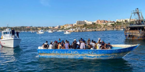 Nove barchini con 324 migranti a bordo soccorsi a Lampedusa