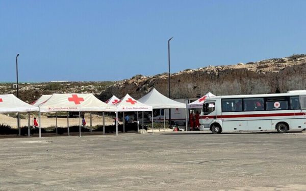 Nuovi sbarchi a Lampedusa dopo due giorni di mare agitato