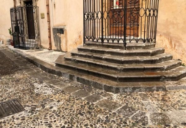 Olio di semi sulla facciata e sulla strada del convento: vandali in azione a Carini