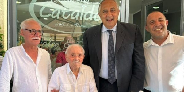 Palermo, nonno Giovanni compie 105 anni ed è festa al Villaggio Santa Rosalia