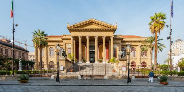 Palermo, getta per strada e regala banconote da 50 euro di fronte al teatro Massimo