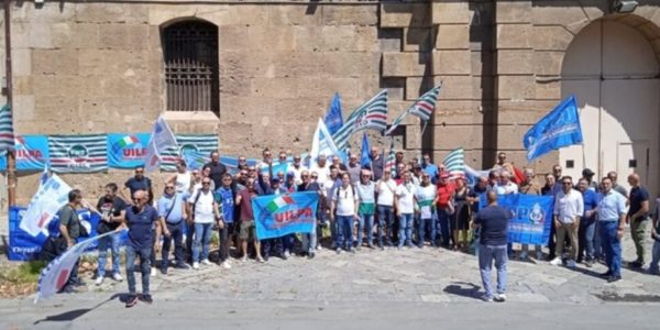 Palermo, gli agenti penitenziari protestano davanti al carcere dell’Ucciardone