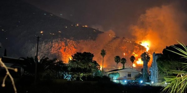 Palermo, brucia nella notte la montagna sopra Mondello: una casa danneggiata, famiglie in fuga - VIDEO