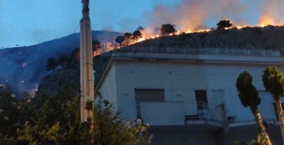 Palermo, il racconto di una notte di fuoco a Mondello: «Sentivamo esplodere i vetri delle case»