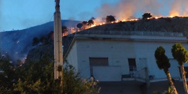 Palermo, il racconto di una notte di fuoco a Mondello: «Sentivamo esplodere i vetri delle case»