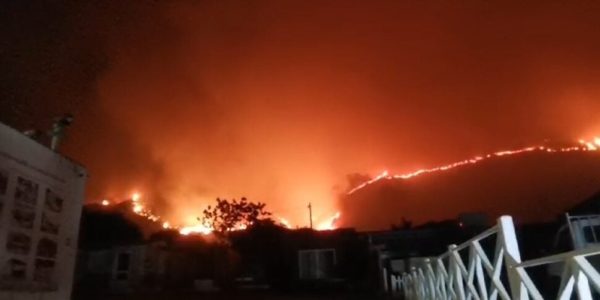 Palermo brucia: a rischio anche l'ospedale Cervello, chiusi molti svincoli dell'A29