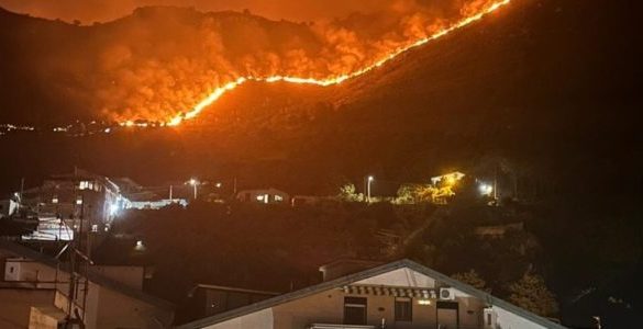 Palermo, ancora fuoco a Villa Ciambra e Altofonte: atteso l'intervento di un Canadair