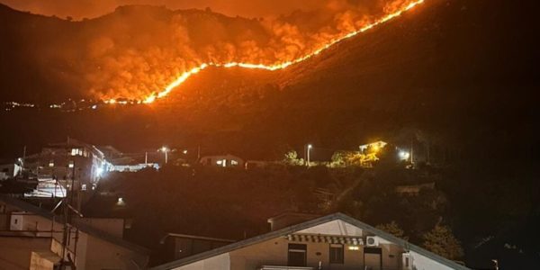 Palermo, ancora fuoco a Villa Ciambra e Altofonte: atteso l'intervento di un Canadair