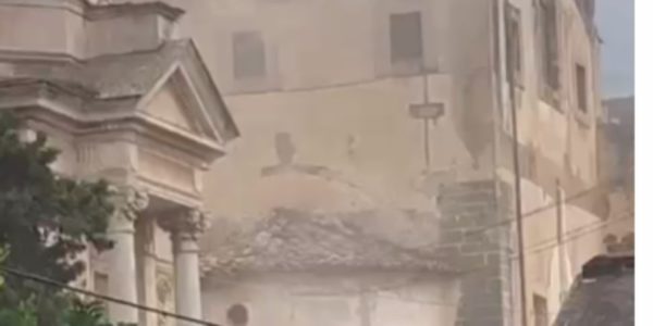 Palermo, incendio al cimitero di Santa Maria di Gesù: fiamme anche in chiesa