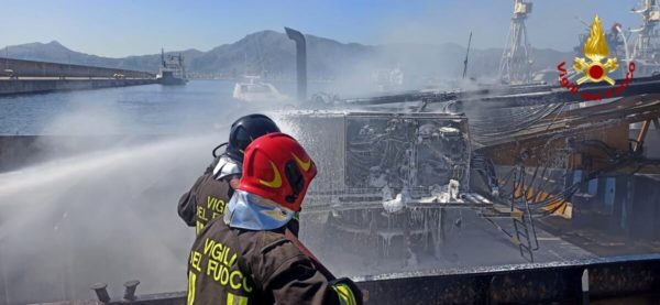 Palermo, fiamme su una barca: marinaio ricoverato con ustioni alle gambe