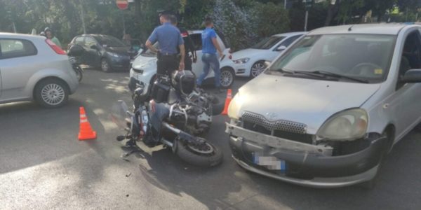 Palermo, incidente all'incrocio tra viale Campania e viale Lazio: auto contro moto dei carabinieri