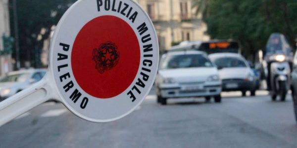 Palermo, investe uno scooter e fugge ma un testimone annota la targa e viene denunciata