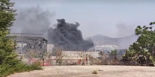 Palermo, le fiamme minacciano l'ospedale Cervello: evacuato il padiglione B