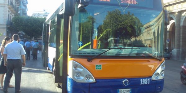 Palermo, rissa tra due passeggeri sull’autobus: insulti e sputi, poi volano pugni