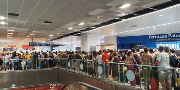 Palermo, lunghe file e disagi all'aeroporto Falcone-Borsellino appena riaperto