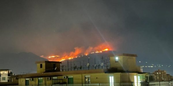 Palermo, agli incendi si aggiunge adesso il blackout in una zona del centro