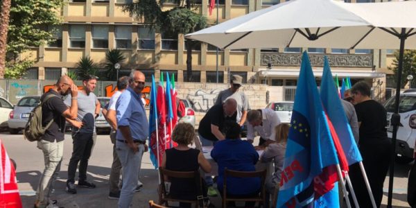 Palermo, raccolta di firme in piazza contro il progetto di autonomia differenziata