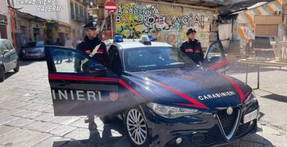 Palermo, scippano il telefonino a una ragazza: inseguiti e arrestati