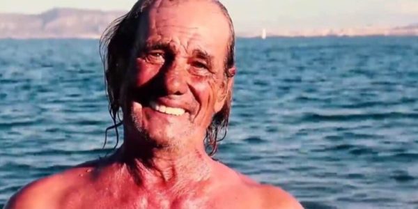 Palermo dice addio a Gianni, l'eremita del mare: dalla sua roulotte pioggia di sorrisi al molo sud