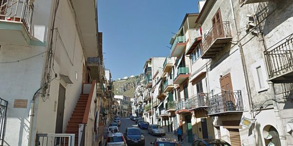 Palermo, paura a Boccadifalco: spara alla moglie e la colpisce a una gamba