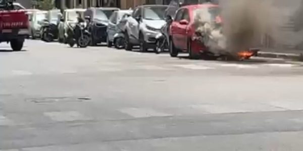 Palermo, paura per un'auto in fiamme in via La Lumia: incerte le cause del rogo