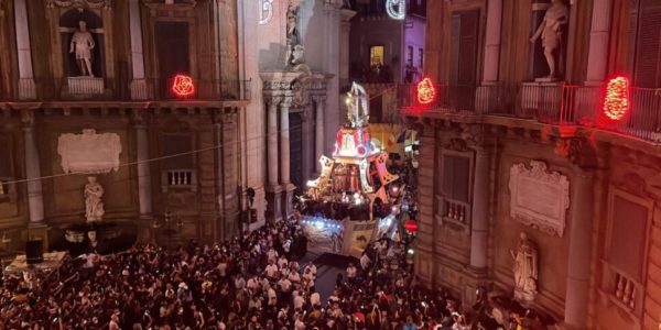 Palermo, piede schiacciato dalla ruota del carro di Santa Rosalia: 66enne al pronto soccorso