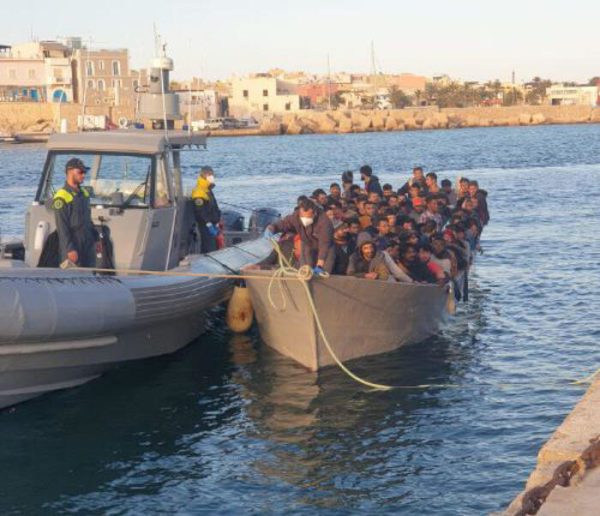 Arrivati ​​436 migranti a Lampedusa, donna partorisce in barca