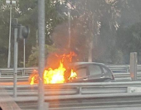 Paura al casello di Acireale, auto prende fuoco vicino la colonnina del pedaggio