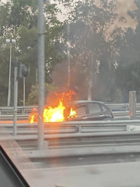 Paura al casello di Acireale, auto prende fuoco vicino la colonnina del pedaggio