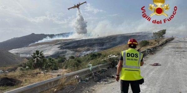 Palermo, nei giorni degli incendi registrati picchi di benzene nelle centraline dell’Arpa