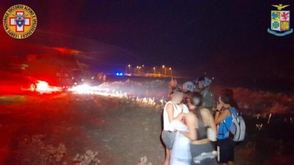 Quindici turisti bloccati dalle fiamme nel trapanese, salvati