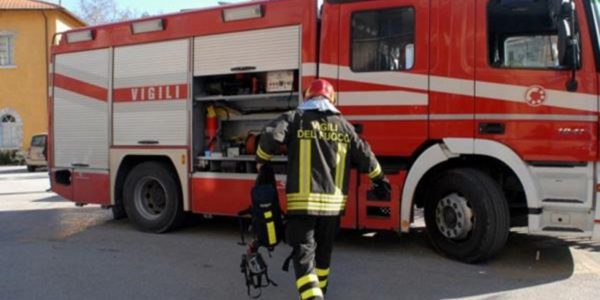 Rifiuti dati alle fiamme a Palermo, a Bagheria bruciano carcasse di tonni