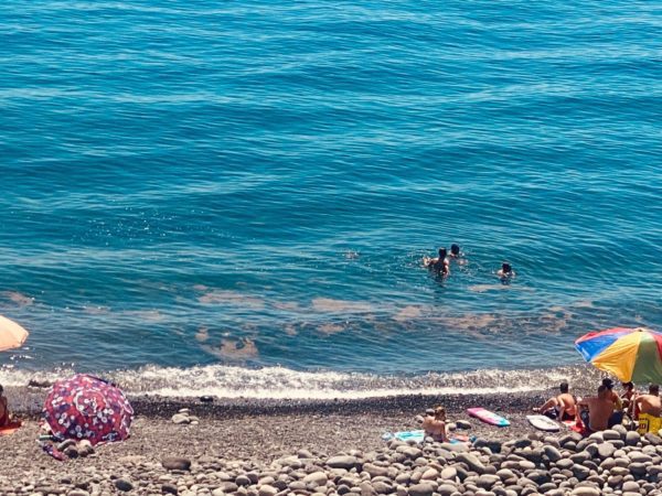 Riposto, il bagno tra liquami e rifiuti: Guardia costiera a caccia degli scarichi abusivi