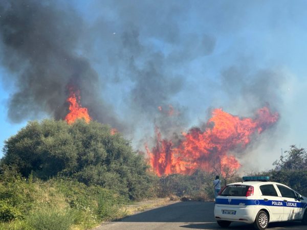 Riposto, paura per un incendio: le fiamme lambiscono le case