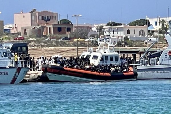 Sbarchi, l’hotspot di Lampedusa è stracolmo: migranti in arrivo direttamene al molo