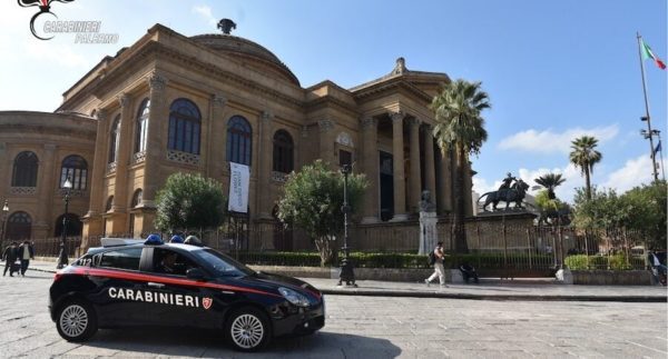 Scopre i ladri in casa, tenta di bloccarli ma viene malmenato: tre arresti a Palermo