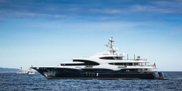 Sfilata di mega yacht alle Eolie, al largo di Stromboli c'è Barbara