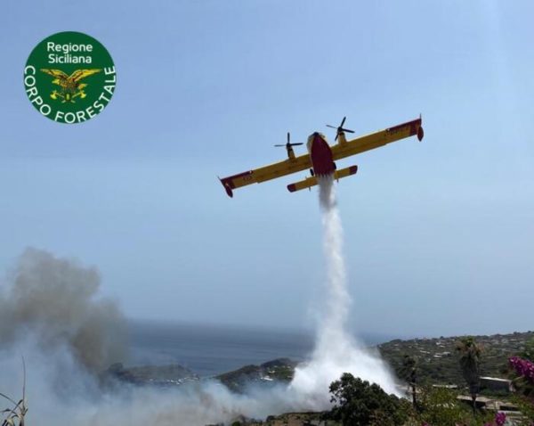 Riparte incendio a Pantelleria, Canadair in azione su isola
