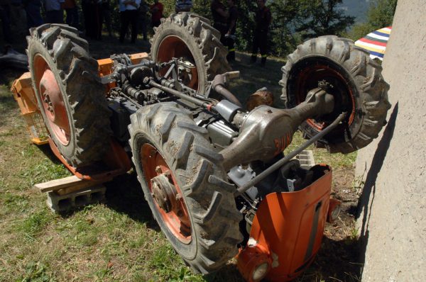 Si ribalta il trattore mentre arava la terra, agricoltore muore a Santa Ninfa