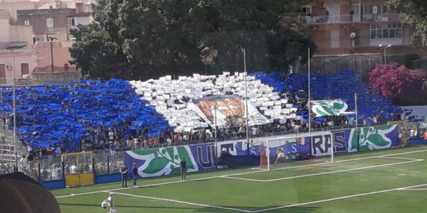 Si tolsero la maglia sotto la curva dopo il pesante ko, squalificati 13 giocatori del Siracusa