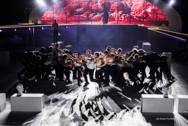 Siracusa: Odissea all’aeroporto, successo per l’Ulisse pop e classico di Peparini