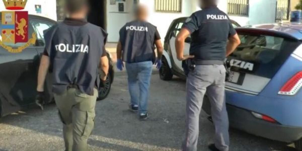 Siracusa, turni notturni per spacciare droga h24: sequestrati 3 chili di coca e 28 di hashish