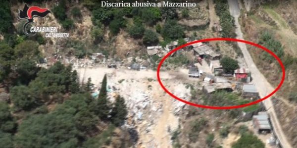 Smaltisce rifiuti in una discarica a cielo aperto e tenta di fuggire: inseguito con elicottero e bloccato