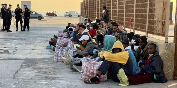 «Solo 10 carabinieri e 20 agenti a scortare 800 migranti» a Lampedusa, la protesta del sindacato Unarma