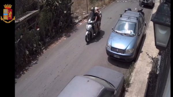 Sparatoria di via Cantone, nel video l’arrivo dei killer, gli spari, la fuga: tre i fermati